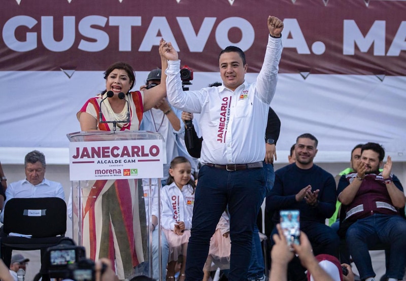 Jane Carlo, candidato de Morena a la alcaldía de Gustavo A. Madero, celebra su triunfo en las elecciones de 2021.