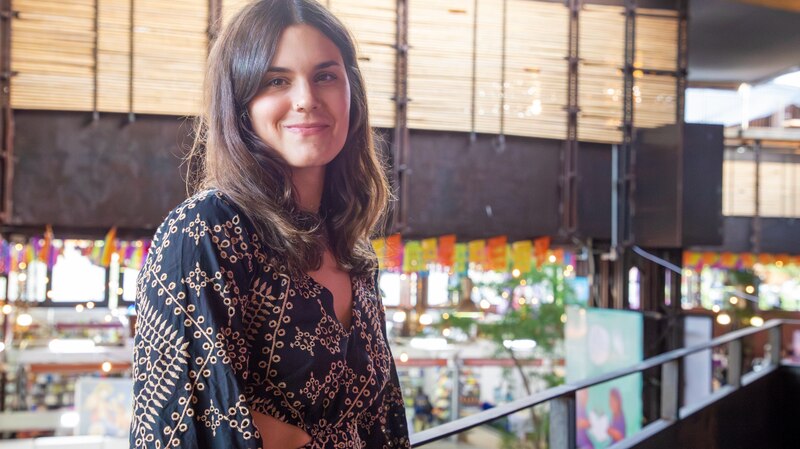Mujer joven en un mercado artesanal