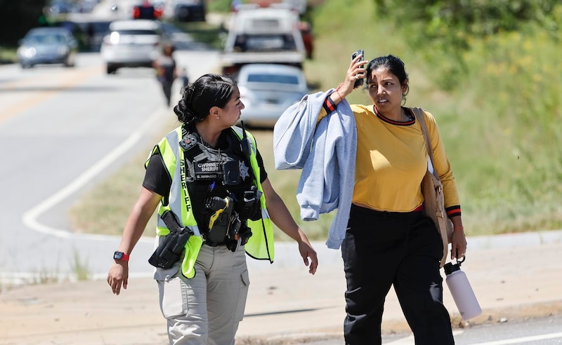 Madre hondureña llora tras ser detenida por la migra en EEUU