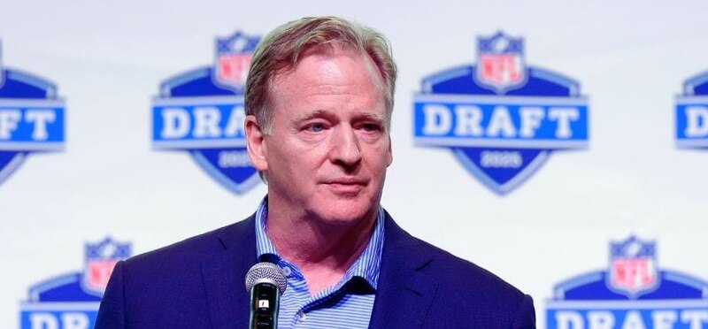 El comisionado de la NFL, Roger Goodell, anuncia la selección de los jugadores en el draft de la NFL de 2020.