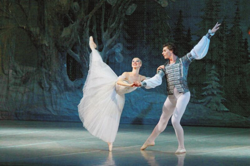 Pareja de bailarines de ballet realizando una piroutte.