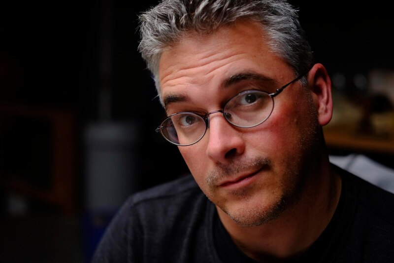Retrato de un hombre con gafas