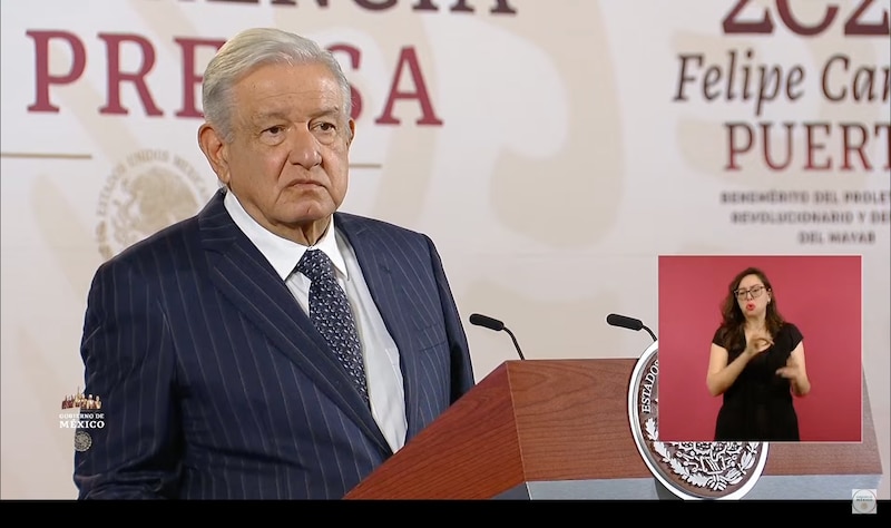 El presidente Andrés Manuel López Obrador da un discurso en una conferencia de prensa.