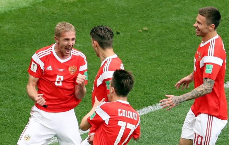La selección rusa celebra su victoria ante España