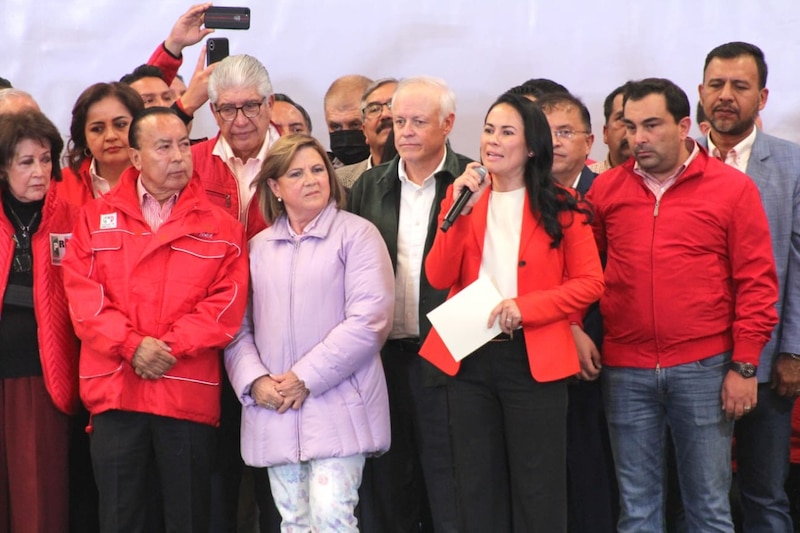 La candidata a la gubernatura de Morena, Delfina Gómez, encabeza un mitin en Texcoco