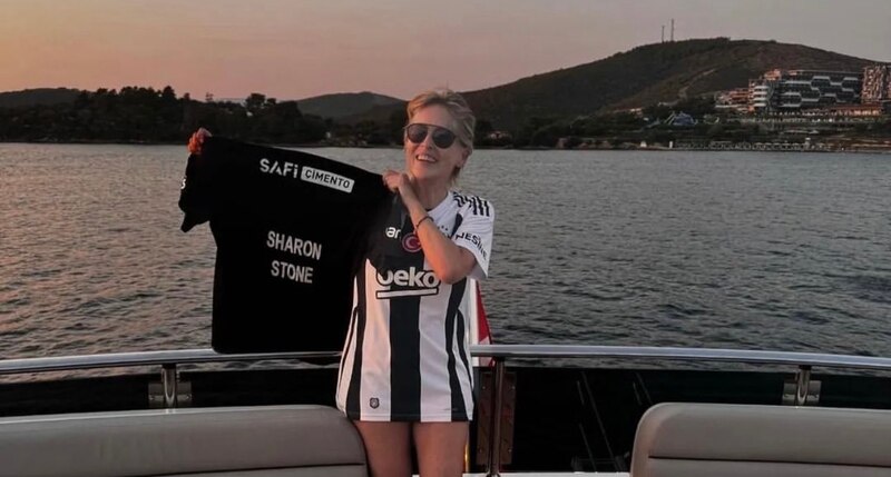 Sharon Stone presume de regalo de cumpleaños: una camiseta del Fenerbahçe