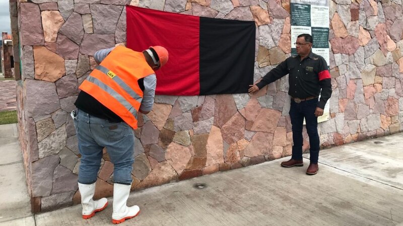 Colocación de la Bandera Nacional en el asta de la Plaza Cívica