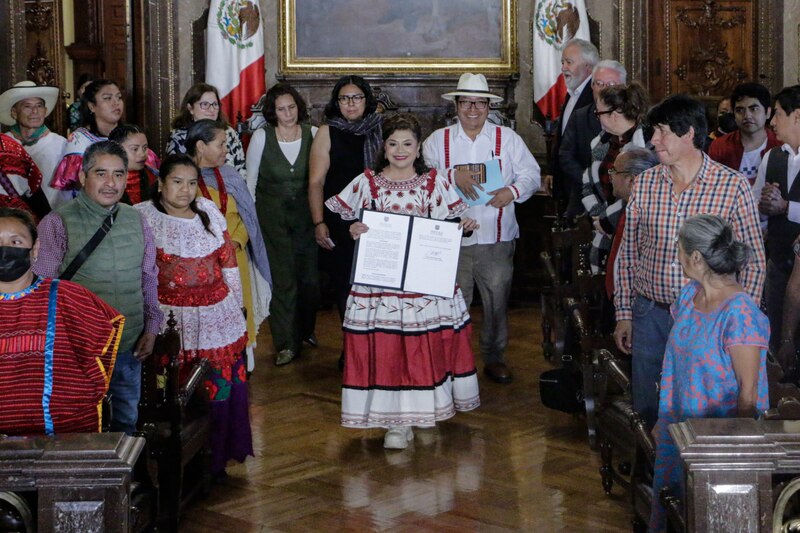 Entrega de reconocimiento a María Reyna, artesana oaxaqueña