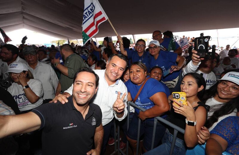 El candidato Mauricio Vila se toma una selfie con sus simpatizantes