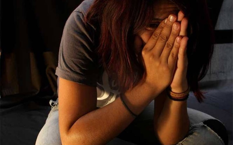 Mujer joven con depresión