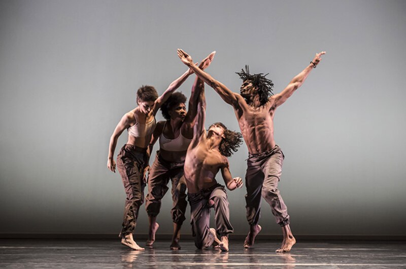 Cuatro bailarines realizan una coreografía contemporánea