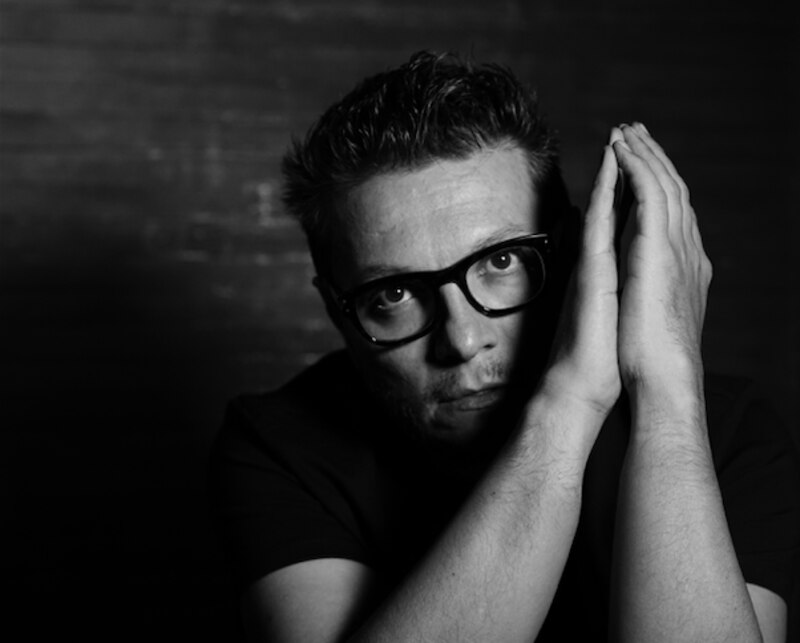 Retrato en blanco y negro de un hombre con gafas