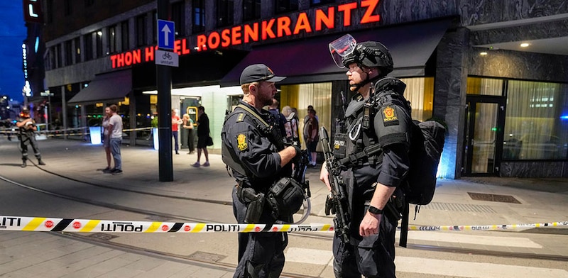 La policía acordonó la zona tras el tiroteo en Oslo