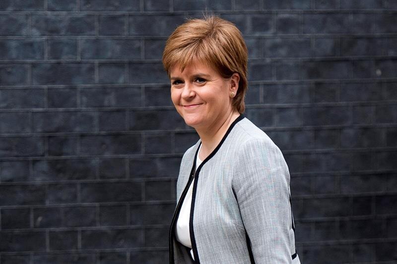 La Primera Ministra de Escocia, Nicola Sturgeon, sonríe ante la cámara.