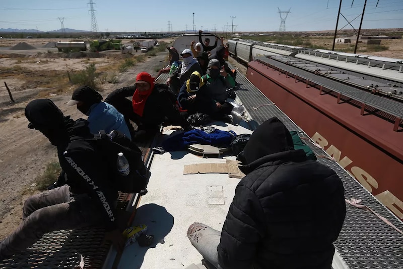 Migrantes centroamericanos viajan en el techo de un tren en México