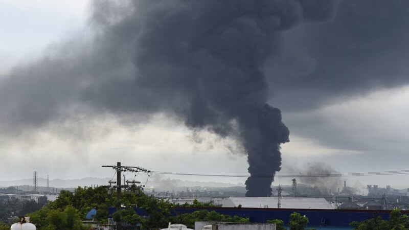 Incendio en una refinería de petróleo