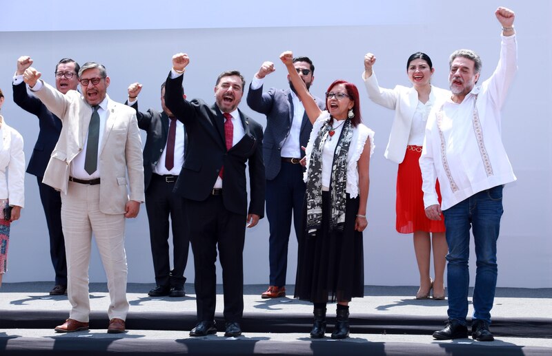 Políticos mexicanos celebran el triunfo de la democracia