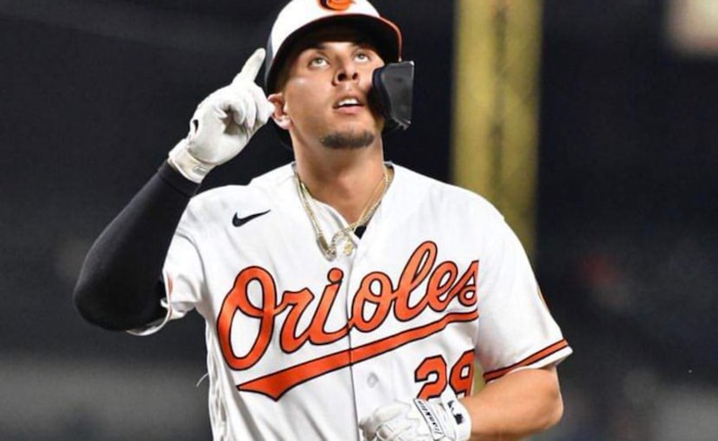 El jugador de béisbol Adley Rutschman de los Orioles de Baltimore conecta un jonrón.