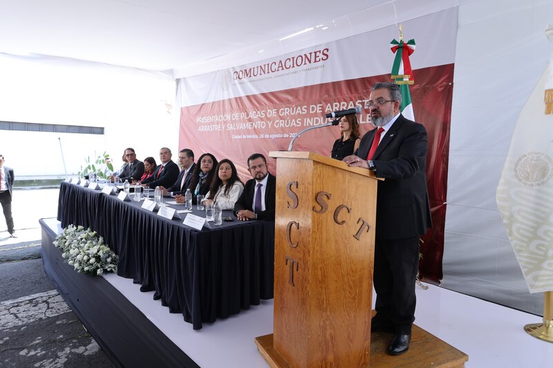 Title: Presentación de Placas de Grúas de Arrastre y Salvamento y Grúas Industriales