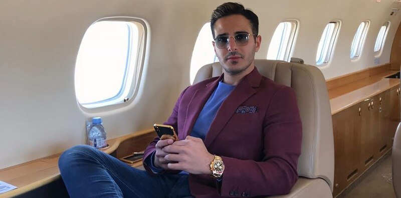 Joven empresario en un jet privado