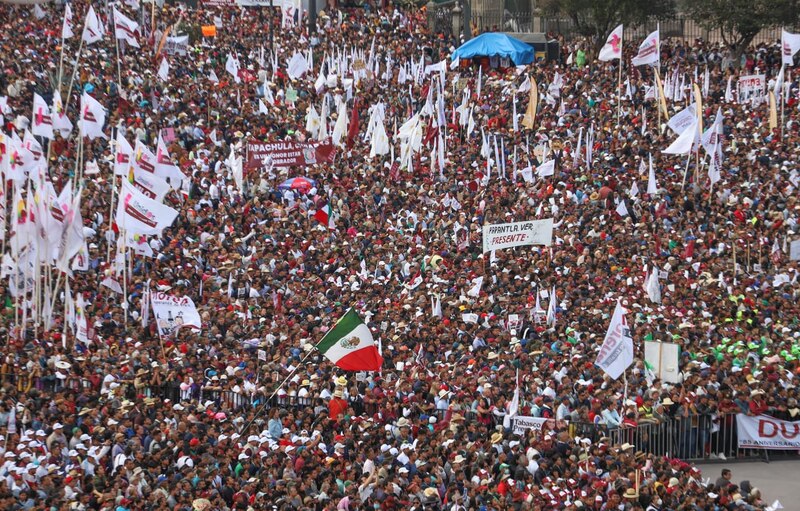 Multitudinaria manifestación en apoyo a AMLO en el Zócalo de la Ciudad de México