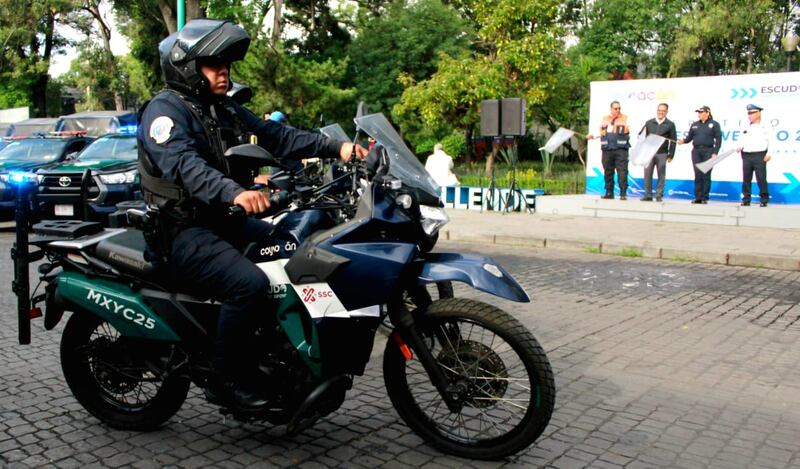 Un policía mexicano en una motocicleta