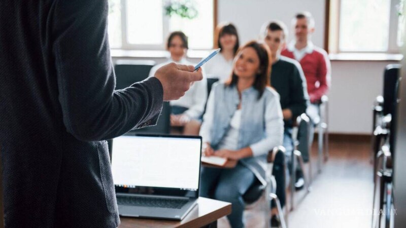 Profesor dando una clase en la universidad