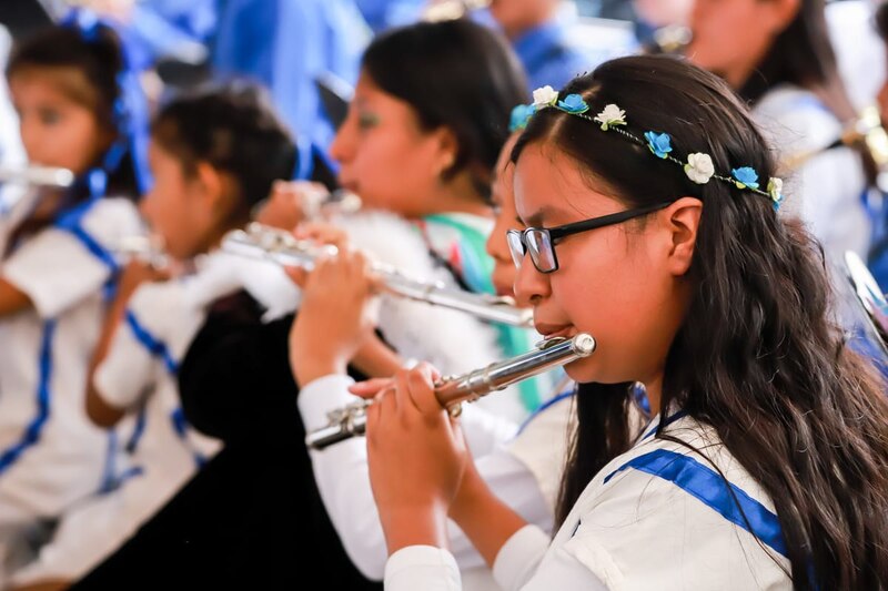 Niña tocando la flauta en una banda