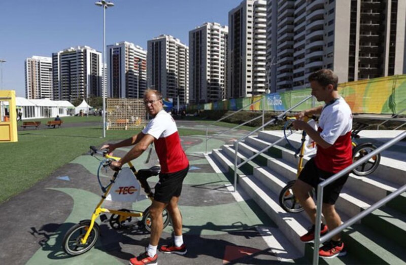Joachim Löw y Mesut Özil entrenando en bicicleta en Río de Janeiro