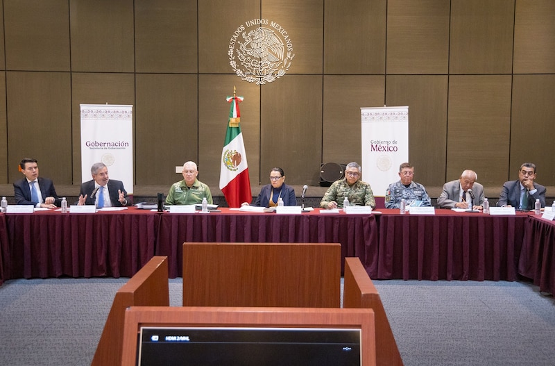 Miembros del Gabinete del Gobierno de México en reunión para reforzar la estrategia migratoria y apoyar a los migrantes y deportados.