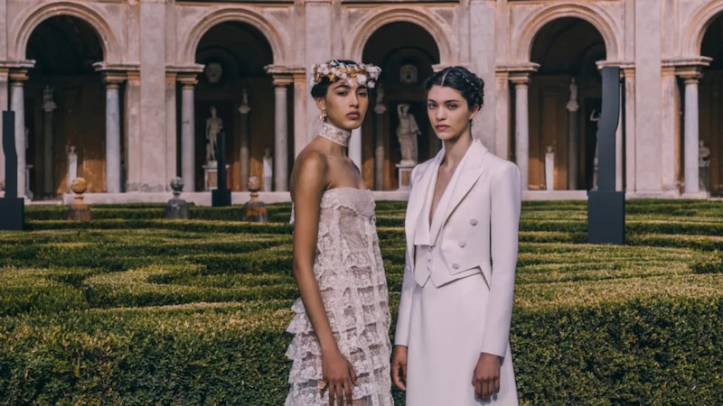 Dos modelos portando vestidos de la colección Dior Cruise 2026