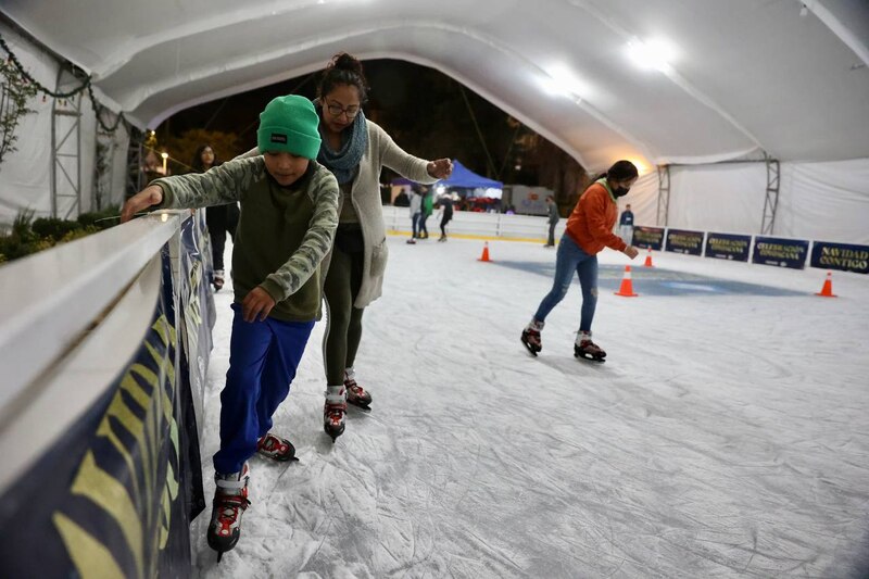 Niño aprende a patinar sobre hielo
