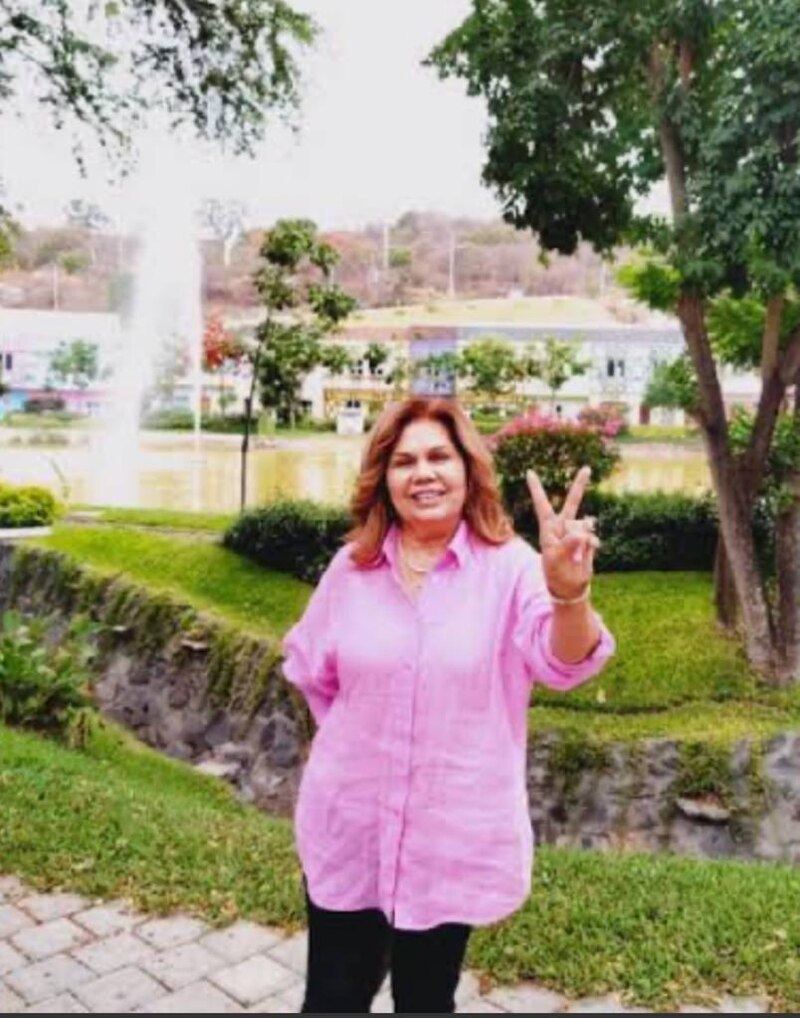 La actriz mexicana Silvia Pinal haciendo el signo de la paz.