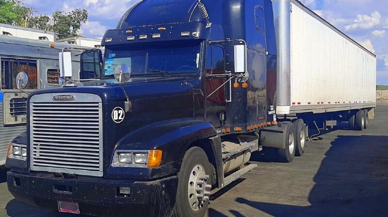 Tráiler negro estacionado