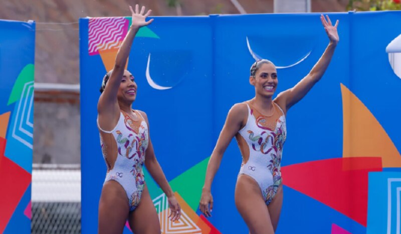 Nadadoras sincronizadas celebran su victoria