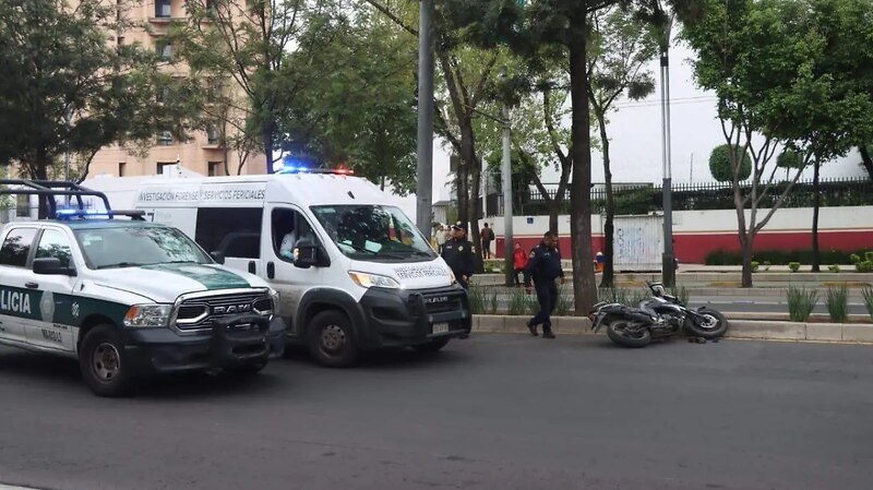 Ambulancias y patrullas llegan al lugar donde una mujer perdió la vida tras caer de una motocicleta
