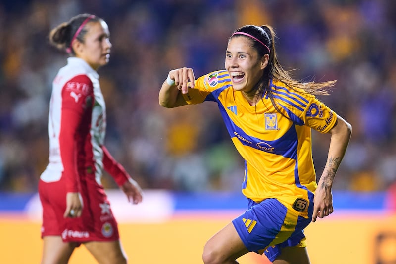 Lizbeth Ovalle, jugadora de Tigres Femenil, celebra el gol con el que ganó el premio Marta 2025 de la FIFA. El partido fue en marzo de 2025 en la temporada regular frente a las Chivas en la cancha del Estadio Universitario de Nuevo León.