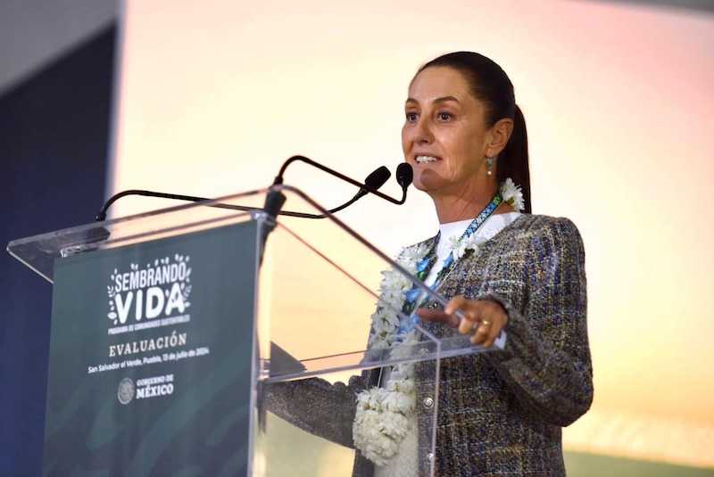 La Secretaria de Medio Ambiente y Recursos Naturales, María Luisa Albores González, durante la ceremonia de clausura del programa Sembrando Vida en San Salvador el Verde, Puebla.