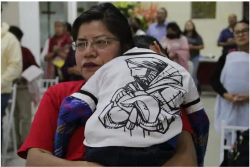 Madre con su hijo en brazos