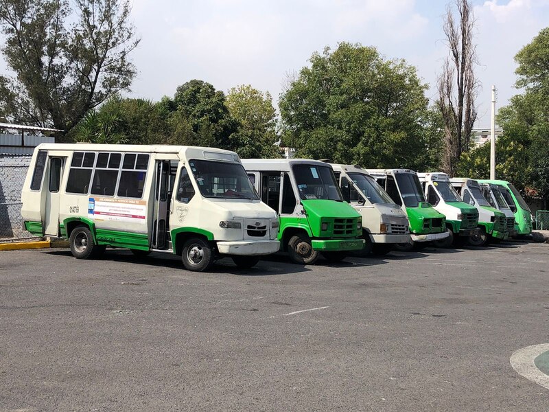 Autobuses estacionados en una fila