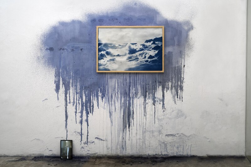 Pintura abstracta con manchas azules