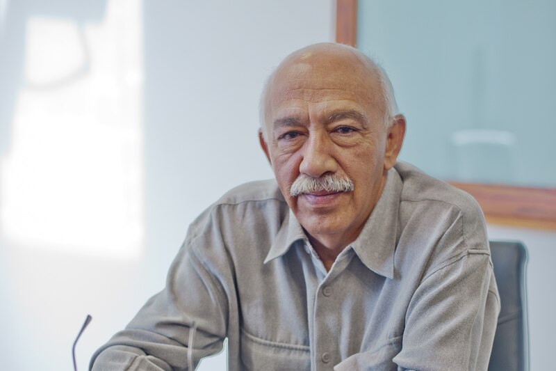 Retrato de un hombre mayor con bigote y camisa gris