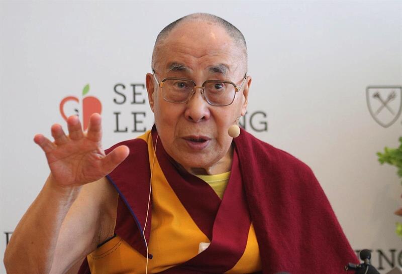 El Dalai Lama hablando en una conferencia