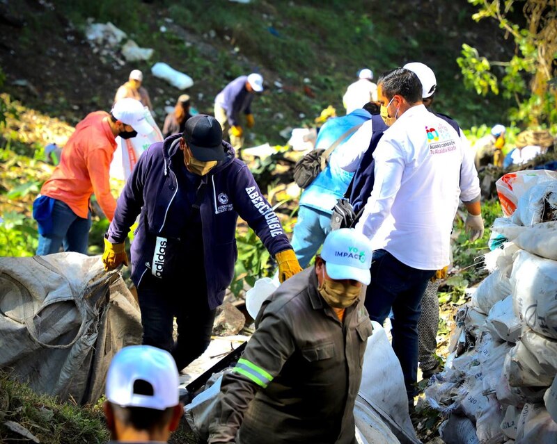 Voluntarios limpian una playa de plástico