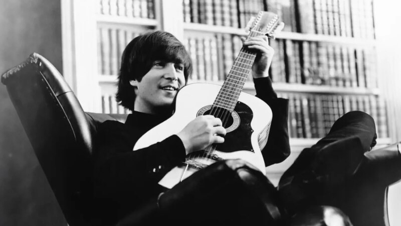 John Lennon tocando la guitarra