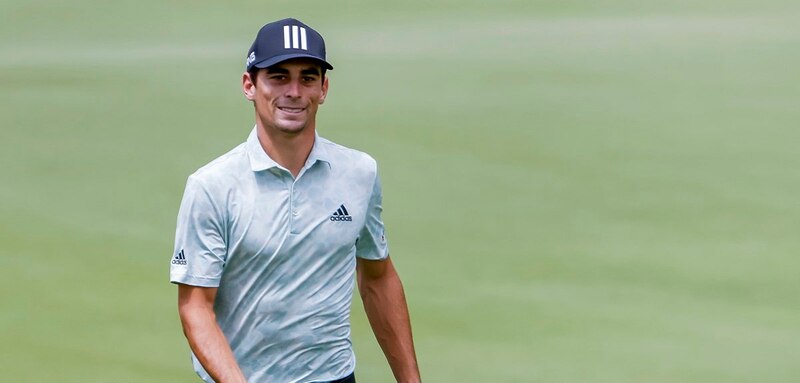 El golfista español Jon Rahm sonríe después de ganar el torneo.