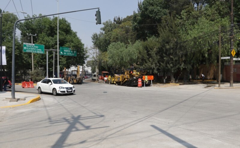Maquinaria pesada trabajando en una calle de la Ciudad de México