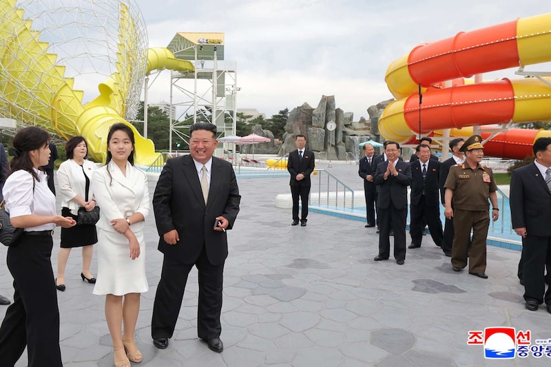 Kim, su mujer y su hija pasen por el área de atracciones del megacomplejo norcoreano