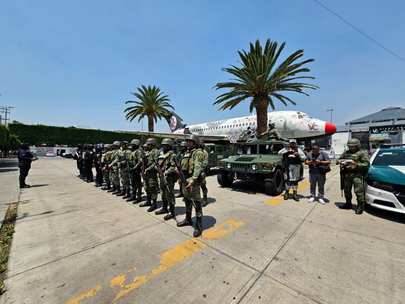 Militares mexicanos resguardan avión presidencial