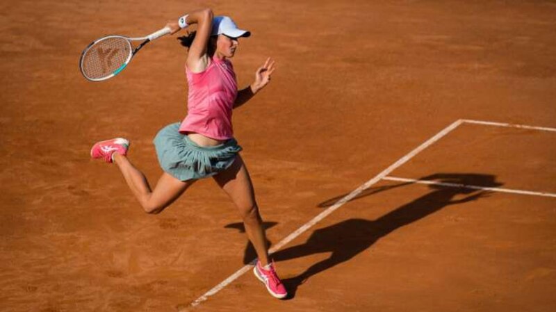 Jugadora de tenis en acción